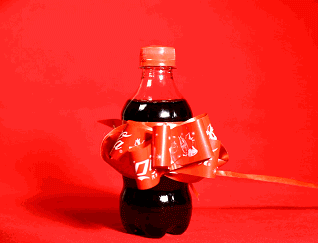 輕輕一拉瓶標，可樂秒變新年禮物！
